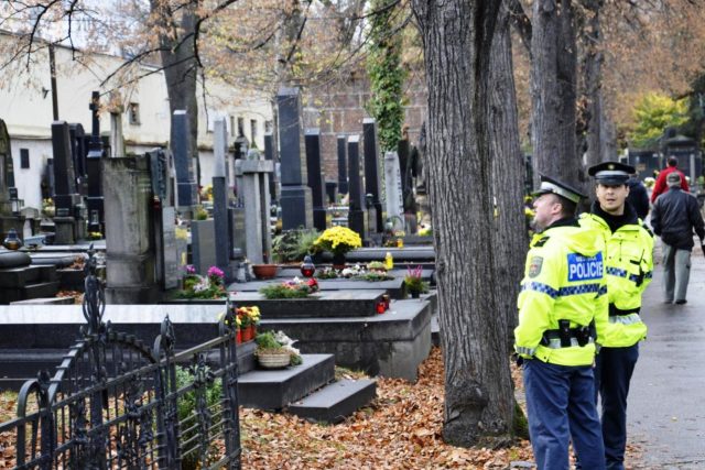 Hřbitovy na Dušičky hlídá více policistů | foto: Anna Kottová