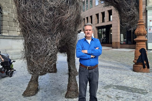 Výtvarník František Skála a jeho Vulpes před libereckou radnicí | foto: Jana Švecová,  Český rozhlas