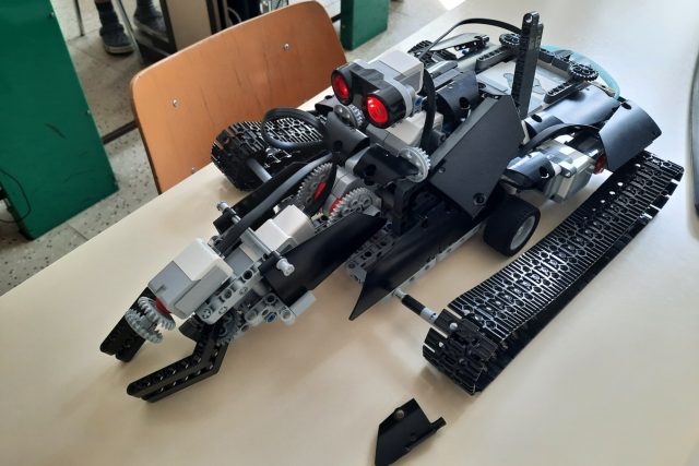 Robot z LEGO součástek - výsledek práce dětí na letním kurzu Technické univerzity Liberec | foto: Tomáš Mařas,  Český rozhlas