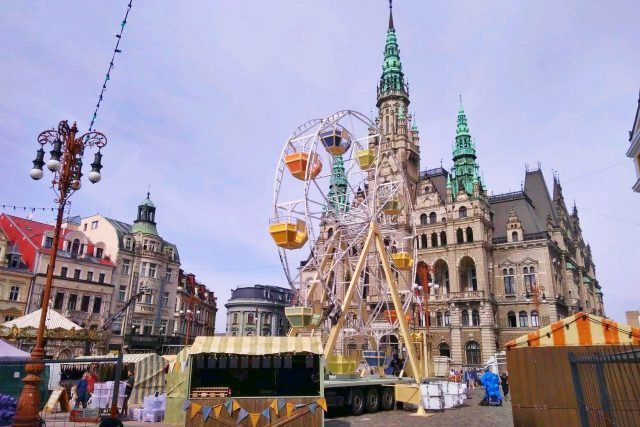 Náměstí před libereckou radnicí aktuálně vypadá,  jako kdyby se tam měl otevřít nový zábavní park | foto: Lucie Fürstová