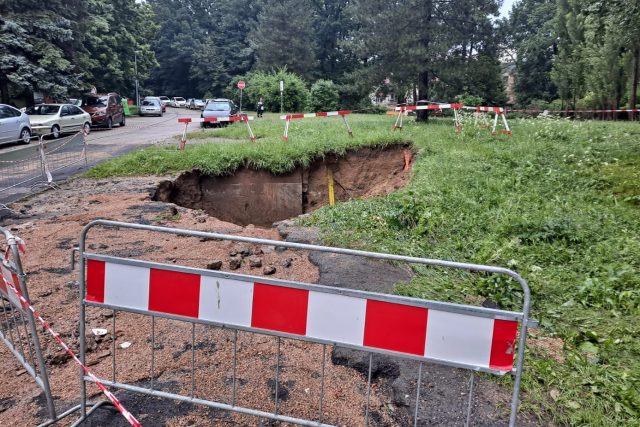 V Rychtářské ulici v Ruprechticích vznikl několik metrů hluboký kráter | foto: Eva Malá