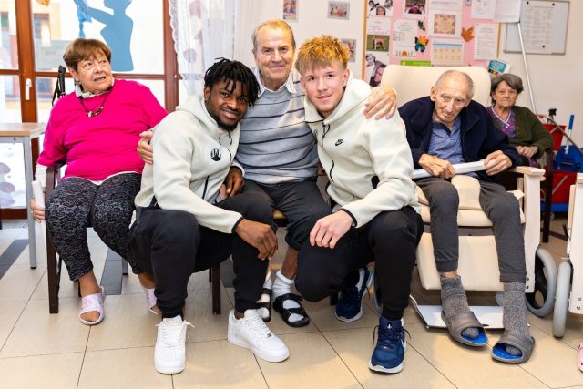 Fotbalisté Slovanu Sebastián Kop a Benjamin Nyarko navštivili klienty Alzheimer Home centra ze Sychrova | foto: Marek Sekáč,  Český rozhlas