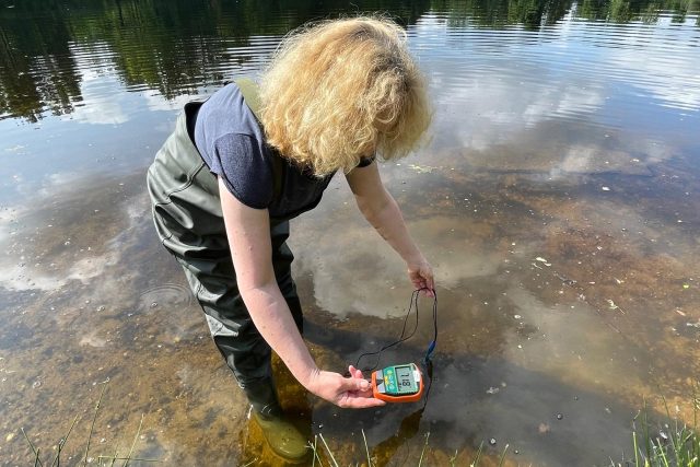 Hygienici kontrolují kvalitu vody v rybníce v Novém Městě pod Smrkem | foto: Pavla Štěpánová