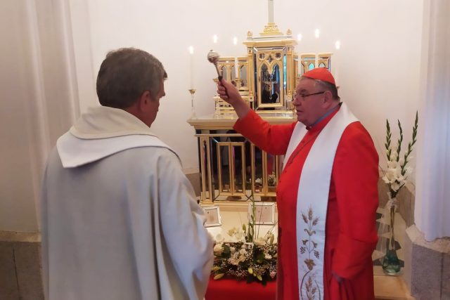 Kardinál Duka požehnal v kapli svaté Alžběty v Harrachově požehnal odvedené práci | foto: Jana Pavlíčková,  Český rozhlas