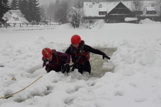 Studenti Záchranářství z libereckých Kateřinek trénují záchranu tonoucího v ledové vodě | foto: Šárka Škapiková,  Český rozhlas