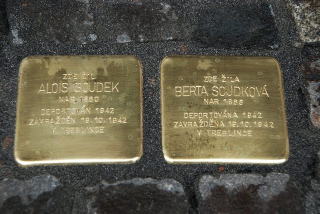Kameny zmizelých připomínají konkrétní oběti holokaustu - tyto jsou v liberecké Guttenbergově ulici | foto: Lucie Fürstová