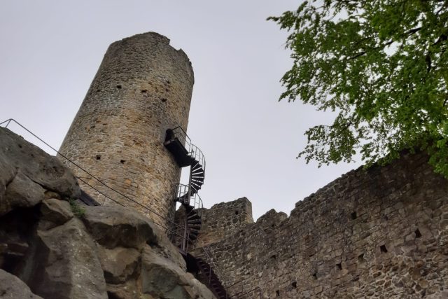 Dominantou Frýdštejna je patnáctimetrová kulatá věž. | foto: Šárka Škapiková,  Český rozhlas