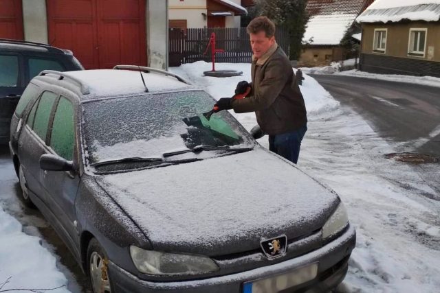 Očistit auto od čerstvého sněhu a odstranit z něj námrazu zabere nějaký čas,  před výjezdem je třeba s tím počítat | foto: Jaroslav Hoření,  Český rozhlas
