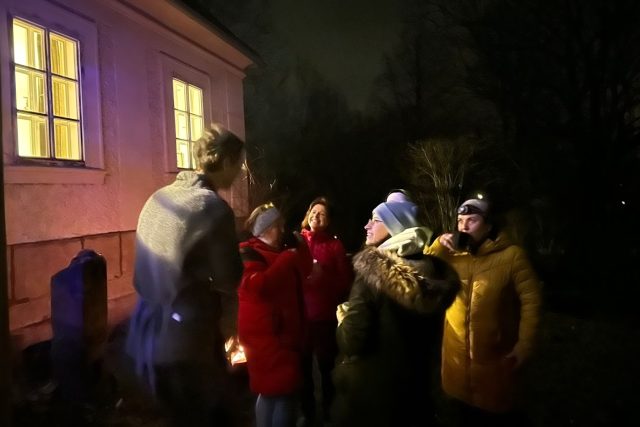 Ve Václavicích tráví letos advent u adventních okének,  sousedé se každý den schází u někoho jiného | foto: Kateřina Hartmanová,  Český rozhlas