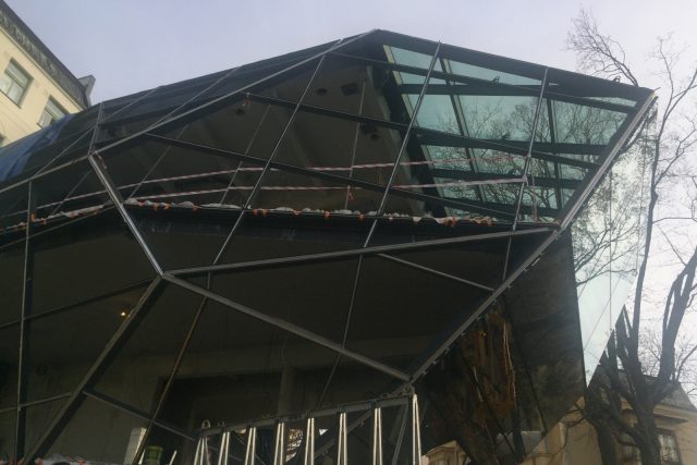 Práce na nevšední přístavbě Muzea skla a bižuterie v Jablonci nad Nisou stále pokračují | foto: Lucie Fürstová