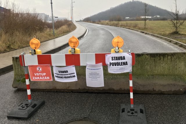 Silnice spojující obchodní zónu se sídlištěm Špičák je uzavřená | foto: Jiří Jelínek,  Český rozhlas