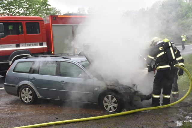 Auto začne hořet zpravidla kvůli technické závadě | foto: Hasičský záchranný sbor Libereckého kraje