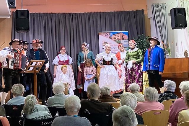 Folklorní soubor Horačky včera splnil přání seniorům z domova v libereckém Františkově | foto: Johana Tománková