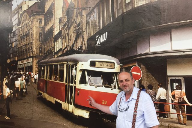Tomáš Krebs z Boveraclubu před velkoformátovou fotkou,  snímkem Pražské ulice z 80. let | foto: Lucie Fürstová