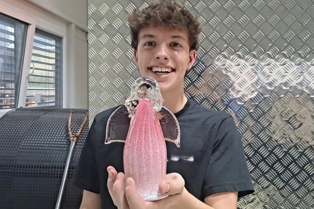 Michal Jaroš a jeden z jeho skleněných andělů | foto: Jana Švecová,  Český rozhlas