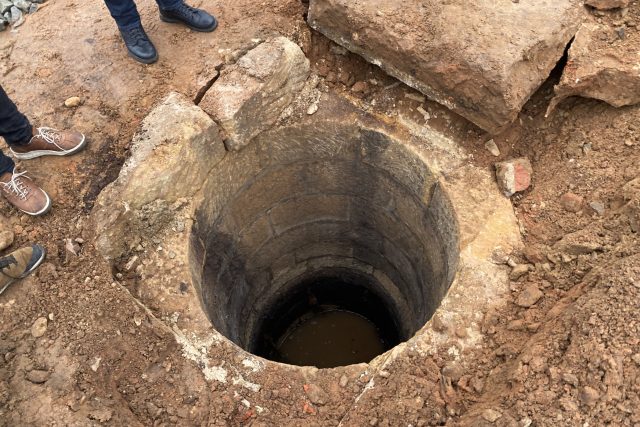 Na mimoňském náměstí 1. máje odkryli historickou studnu | foto: Jiří Jelínek,  Český rozhlas