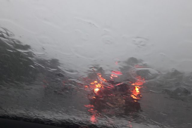 Kvůli intenzivnímu dešti se nedalo ani jet,  snímek je z nedělního odpoledne z Turnovska | foto: Eva Malá