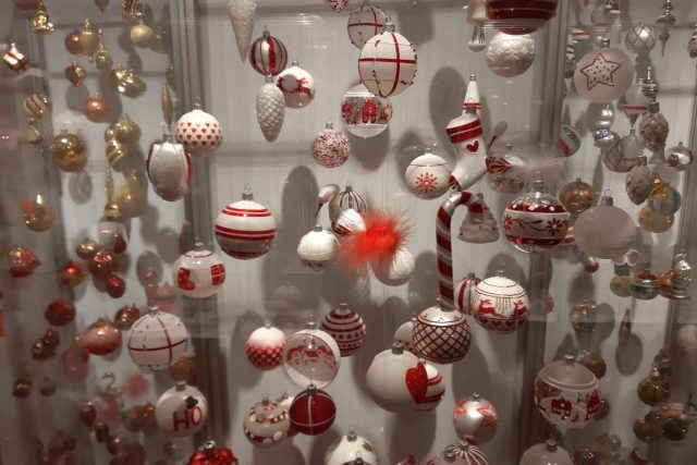 Výstava vánočních ozdob v jabloneckém Muzeu skla a bižuterie potrvá do poloviny února | foto: Šárka Škapiková,  Český rozhlas