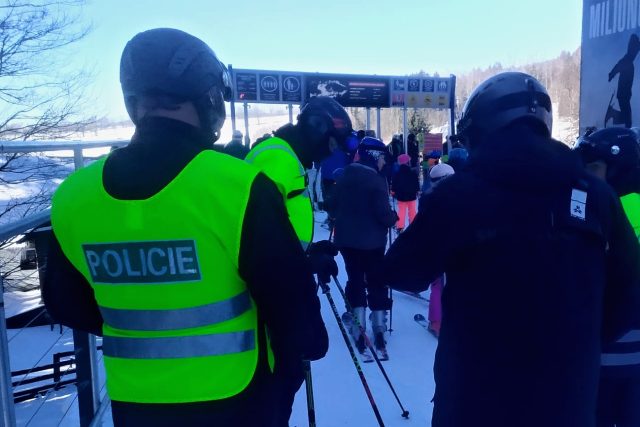 Policisté mají lyže a žlutou vestu a jezdí spolu s ostatními lyžaři po svahu | foto: Jana Pavlíčková,  Český rozhlas