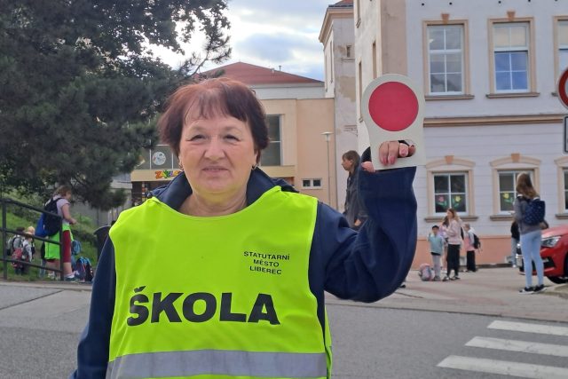 Paní Havelková pomáhá každé ráno u přechodu pro chodce v blízkosti školy ve Vratislavicích nad Nisou | foto: Jana Švecová,  Český rozhlas