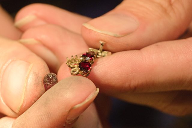 V turnovském družstvu Granát vznikají unikátní šperky z kamenů barvy holubičí krve | foto: Jaroslav Hoření,  Český rozhlas