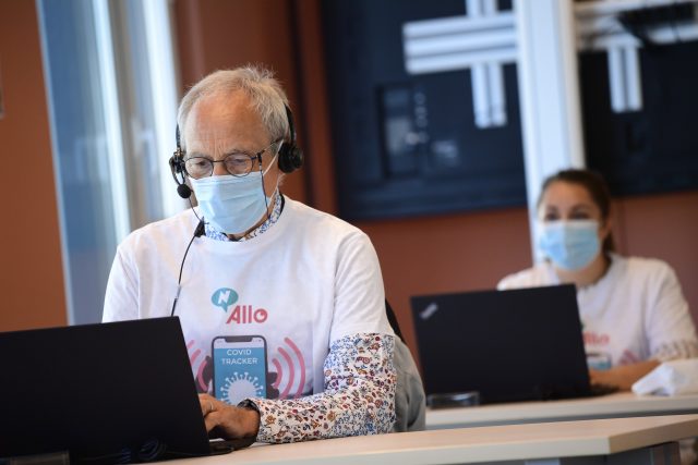 Telefonní operátor obvolává kontakty lidí nakažených nemocí covid-19 | foto: Profimedia