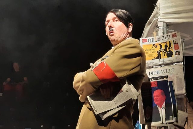 Zdeněk Kupka jako Adolf Hitler na scéně libereckého Malého divadla | foto: Tomáš Mařas,  Český rozhlas