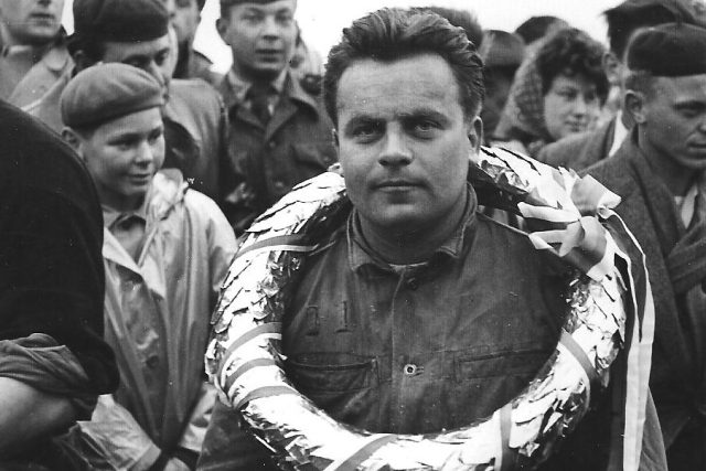 Roman Irmiš,  bývalý motocyklový závodník a legenda budějovické ploché dráhy,  na snímku z roku 1959 | foto: archiv Romana Irmiše