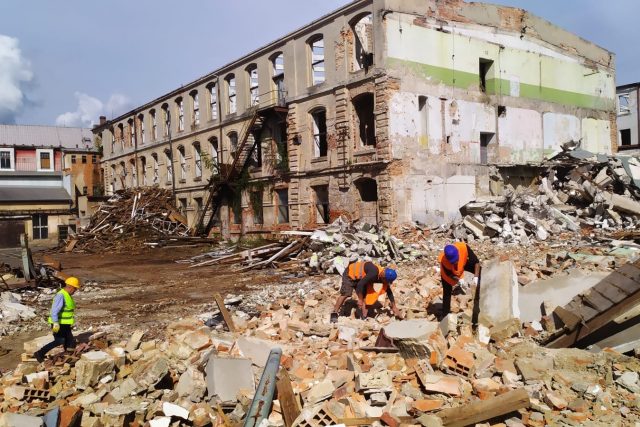 V Hradku nad Nisou začala demolice bývalé továrny Bekon | foto: Jana Pavlíčková,  Český rozhlas