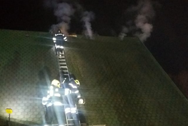 V České Lípě zasahovali hasiči u požáru střechy. Požár nejspíš vznikl od komína | foto: HSZ Liberecký kraj