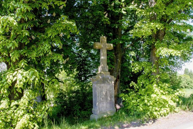 Kamenný kříž v Rovensku pod Troskami | foto: Jaroslav Hoření,  Český rozhlas