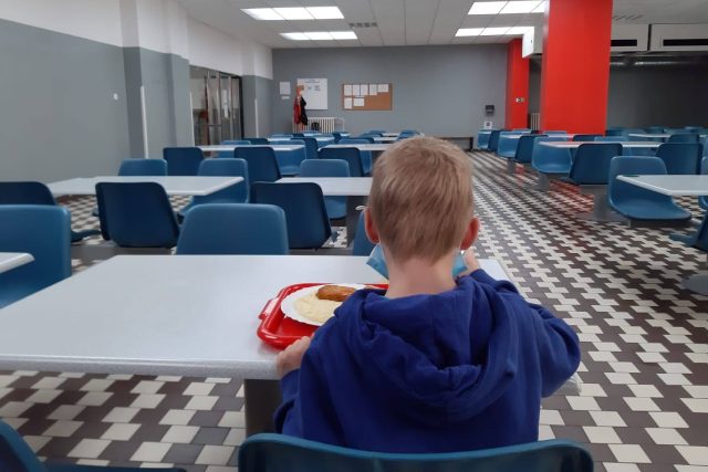 Školní jídelna jablonecké základní školy na Šumavě je v provozu | foto: Šárka Škapiková,  Český rozhlas