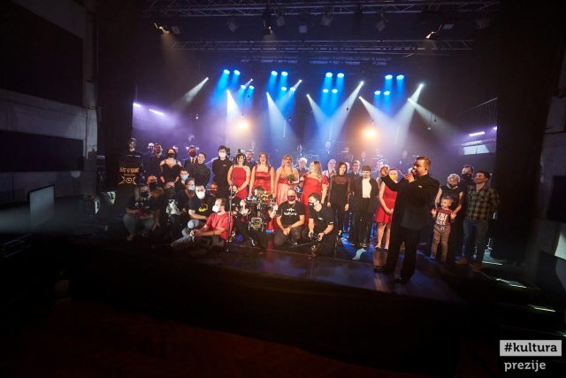 Big’O’Band na jednom jevišti s týmem kolem spolku Kultura,  který pro vás přímé přenosy připravuje | foto: Jiří Princ
