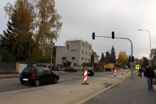 Rušná křižovatka v Jablonci nad Nisou má nové semafory,  provoz je zatím omezený | foto: Magistrát města Jablonec nad Nisou