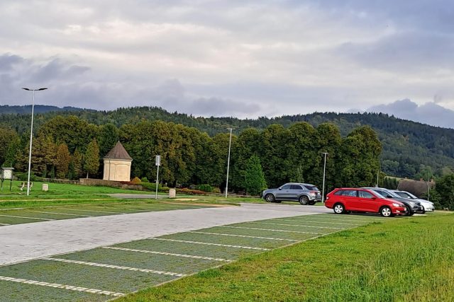 Nové parkoviště s kapacitou 70 míst vybudovaly u tamního hřbitova Vratislavice nad Nisou | foto: Jana Švecová,  Český rozhlas