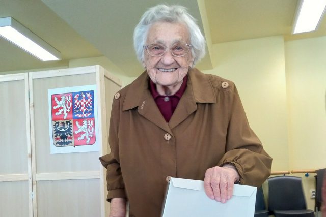 Sami to vidíte - paní Marie opravdu volila ve svých 100 letech s úsměvem na rtech | foto: Lucie Fürstová