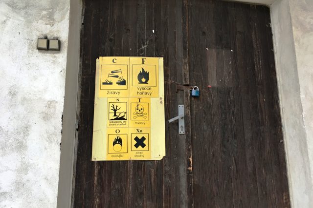 Za těmito dveřmi byly ještě před pár měsíci sudy s nebezpečnými látkami | foto: Tomáš Mařas