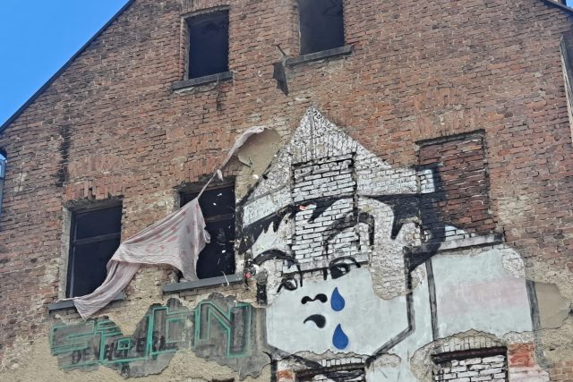 Dům s graffiti Večerníčka na Papírovém náměstí v Liberci před demolicí | foto: Eva Malá,  Český rozhlas