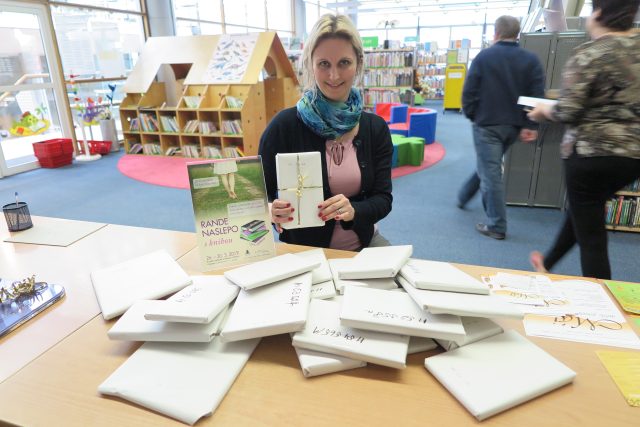 Knihovnice Kateřina Vítková představuje knižní rande,  které si mohou dát všichni čtenáři liberecké knihovny | foto: Lucie Fürstová
