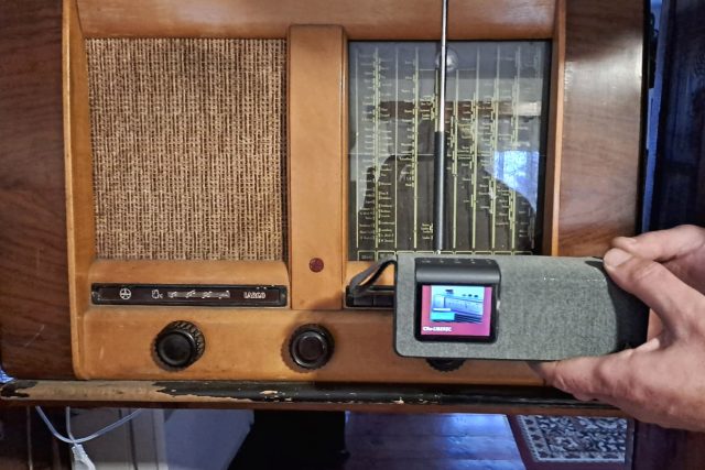 Radioprijimac Tesla Largo z roku 1949 a DAB+ rádio z roku 2022 | foto: Iveta Kalátová,  Český rozhlas