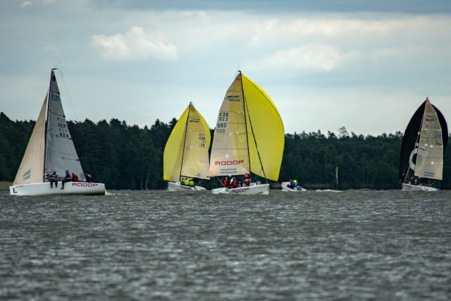 Máchovo jezero hostilo první závod letošní Jachtařské ligy | foto: archiv Filipa Ehrenbergera