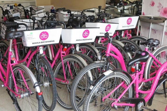 Sdílená růžová kola jsou v Liberci připravená na novou sezónu | foto: Lucie Fürstová