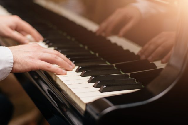 V Dubé můžou děti studovat hru na klavír,  housle nebo zobcovou flétnu  (ilustrační snímek) | foto: Shutterstock