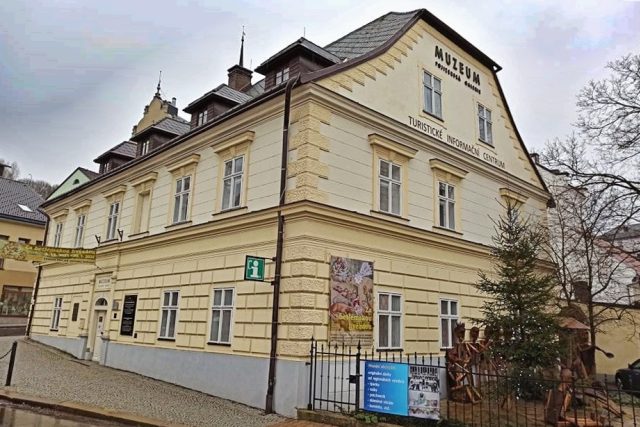 V rodném domě Ivana Olbrachta v Semilech je dnes Muzeum a Pojizerská galerie | foto: Jaroslav Hoření,  Český rozhlas