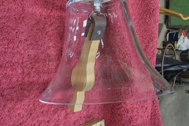 Harrachovští skláři vytvořili osmikilový skleněný zvon pro zvonařské muzeum v holandském Astenu | foto: Eliška Pilařová,  Český rozhlas