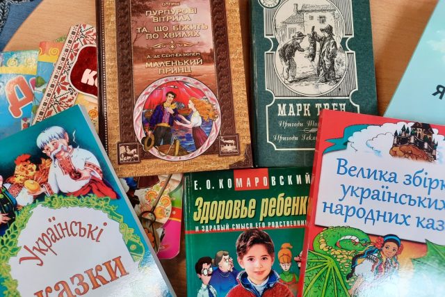 Krajská vědecká knihovna v Liberci vyhlásila sbírku knih v ukrajinštině. Nejvíce mají zájem o dětskou literaturu | foto: Tomáš Mařas,  Český rozhlas