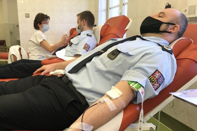 Do konce roku by mohlo darovat krev na 400 členů vězeňské služby | foto: Lucie Fürstová,  Český rozhlas,  Český rozhlas