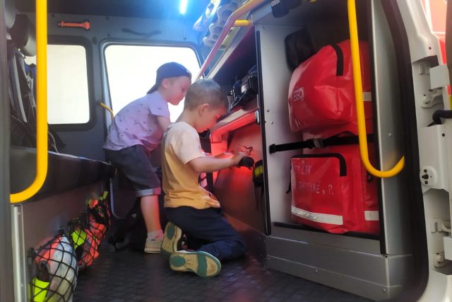 Profesionální hasiči dnes otevírají dveře všem zájemcům. Stanice v Jablonném v Podještědí je jednou z těch,  které lze navštívit | foto: Jana Pavlíčková,  Český rozhlas