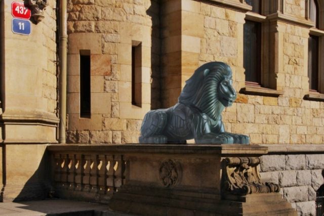 Bronzový lev a lvice,  sochy od Jaroslava Róny. Takoví budou strážci vstupu do Severočeského muzea v blízké budoucnosti - vizualizace | foto:  Severočeské muzeum Liberec