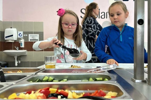 Masarykova základní škola v Tanvaldu otevřela historicky první a jedinou školní restauraci v Česku,  která kompletně přešla na samoobslužný,  tzv. finský model výdeje obědů | foto: Compass Group/Scolarest